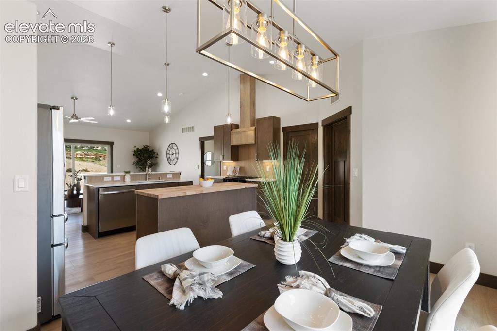 Image 16 of 48: Dining Area
