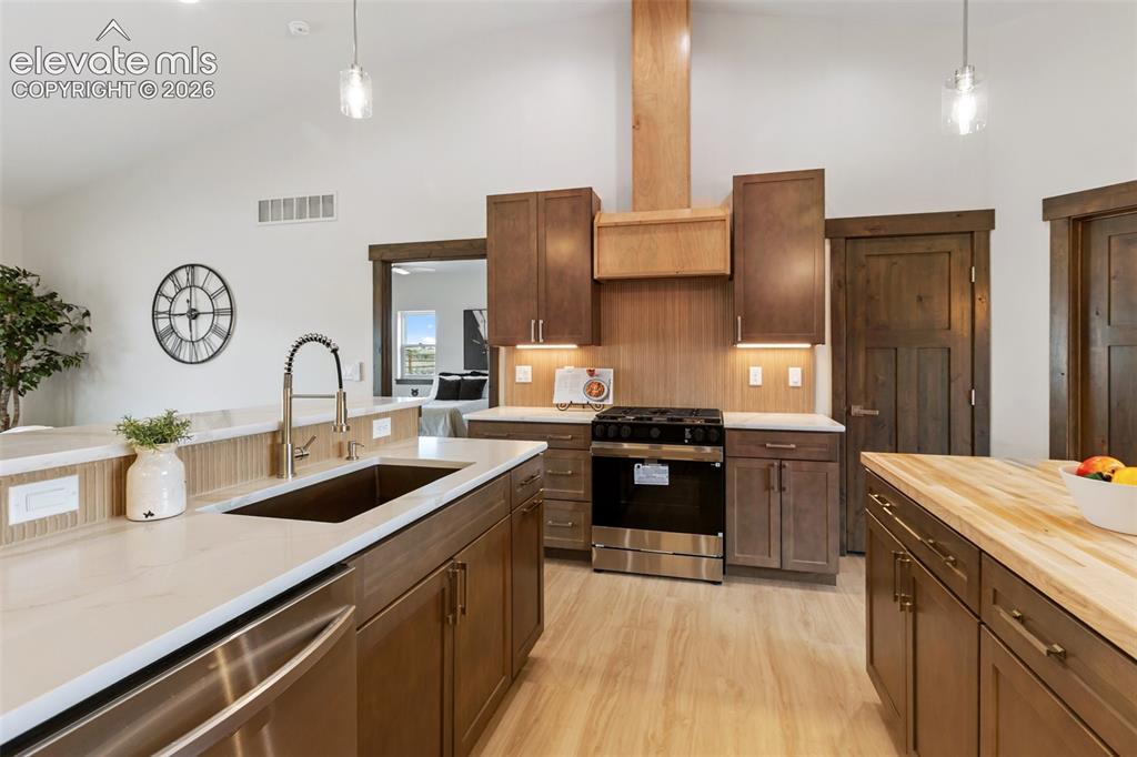 Image 20 of 48: Kitchen