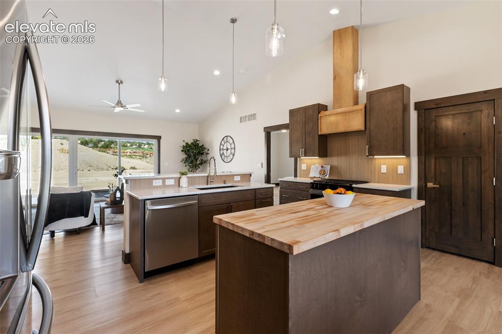 Image 22 of 48: Kitchen