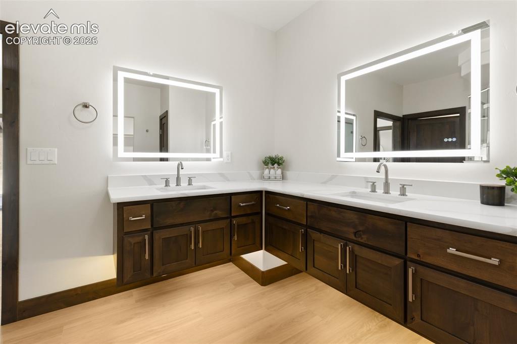 Image 31 of 48: Bathroom