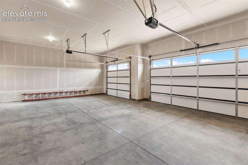 Image 41 of 48: Garage