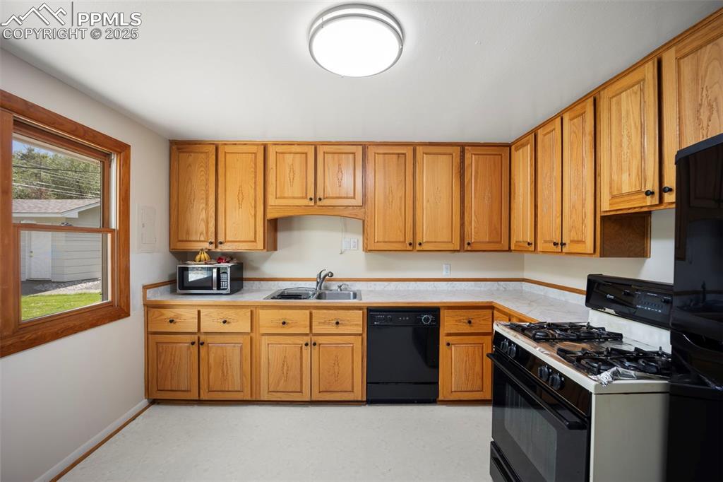 Image 14 of 50: Kitchen