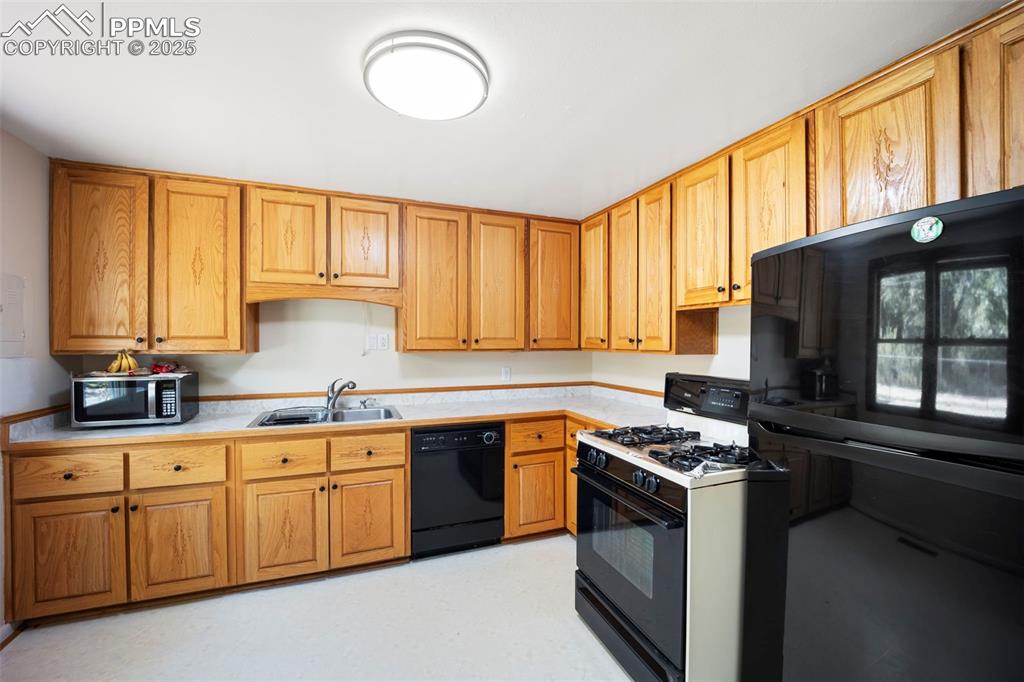 Image 15 of 50: Kitchen