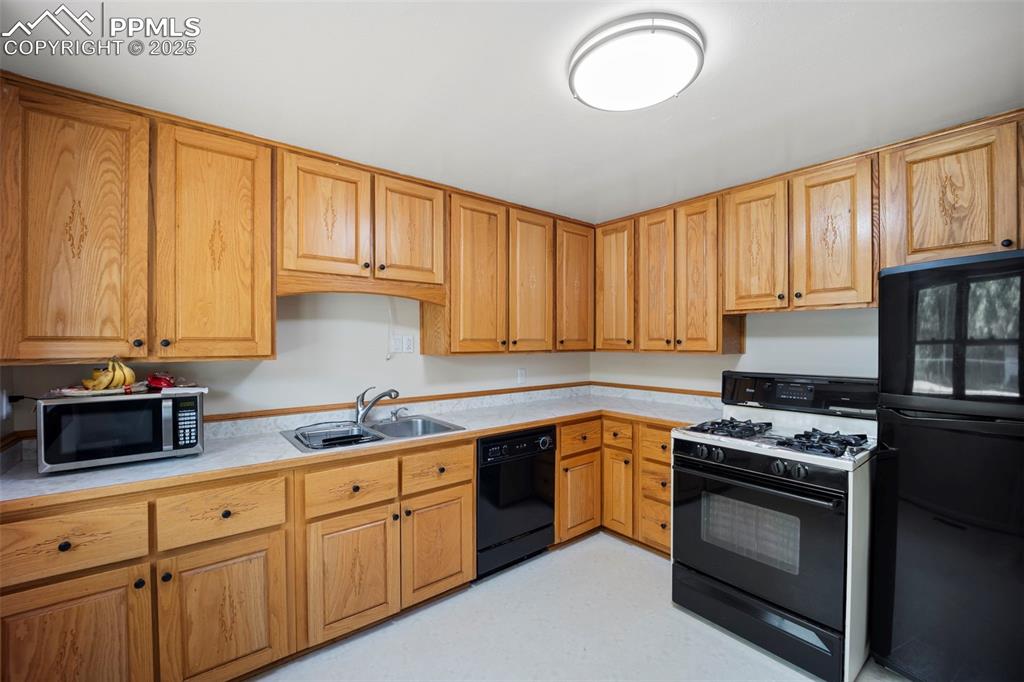 Image 16 of 50: Kitchen