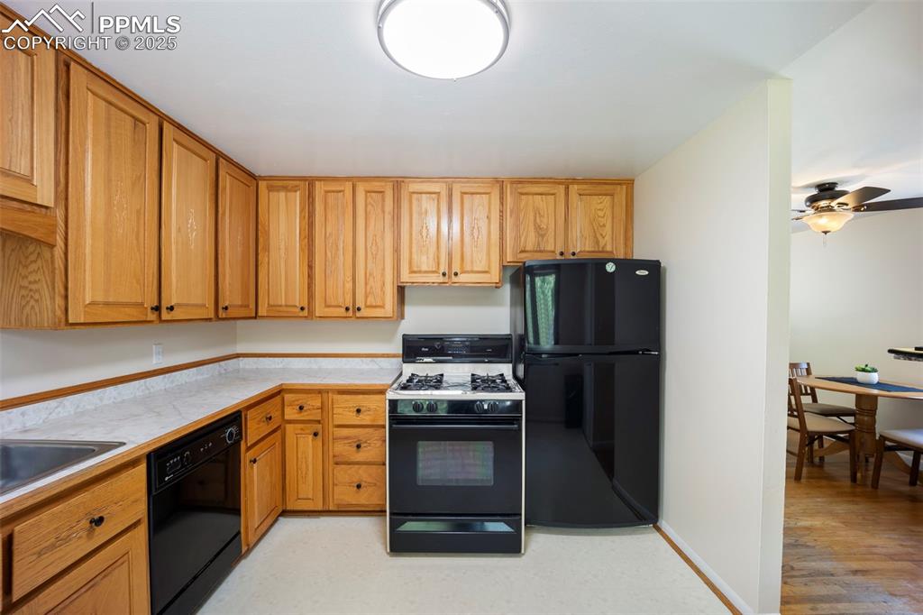 Image 17 of 50: Kitchen