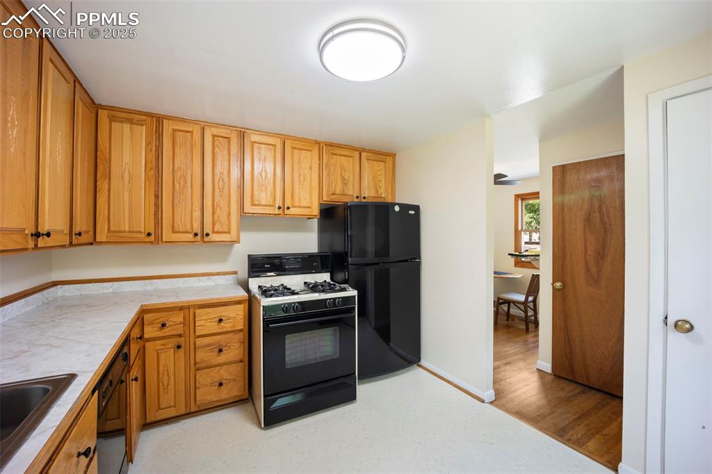 Image 18 of 50: Kitchen