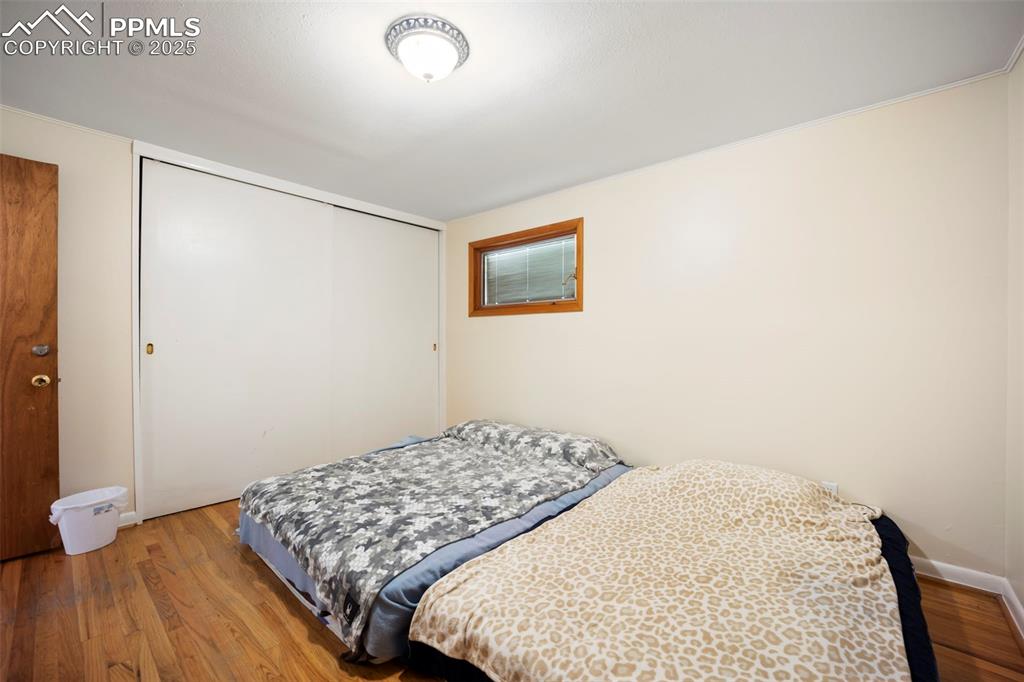 Image 21 of 50: Bedroom