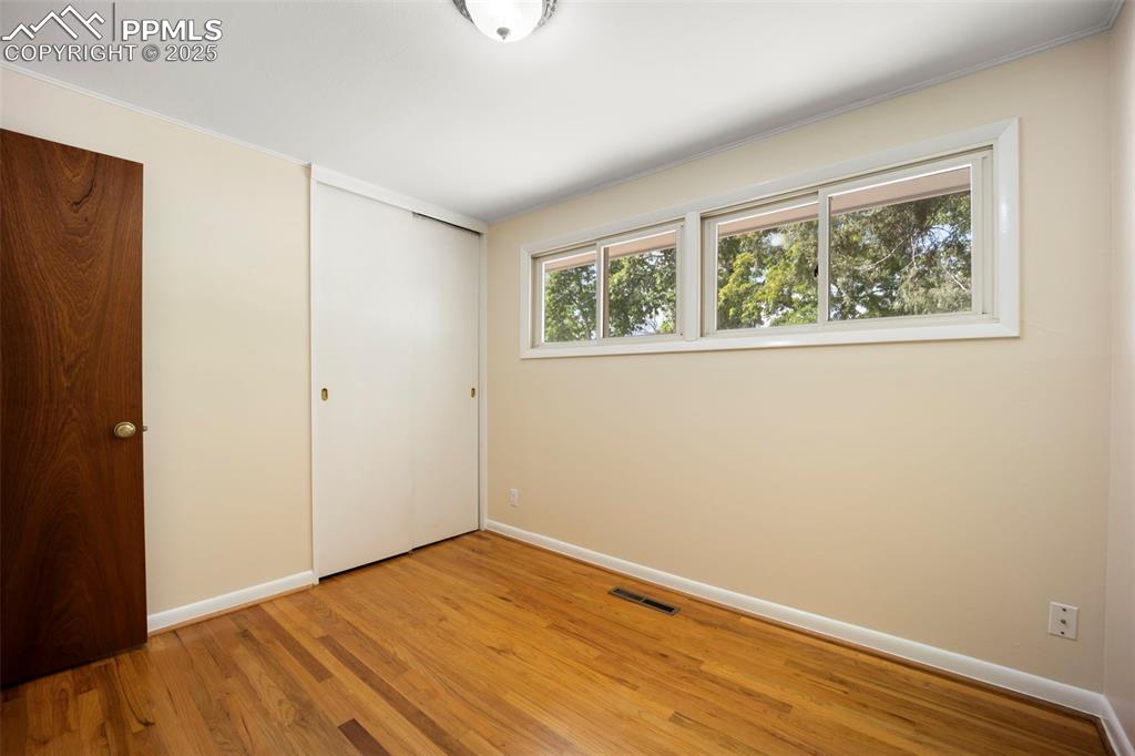 Image 23 of 50: Bedroom