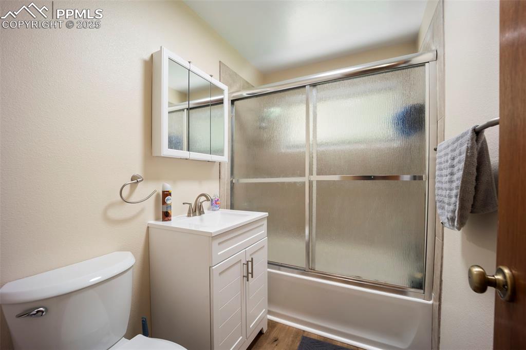 Image 24 of 50: Bathroom