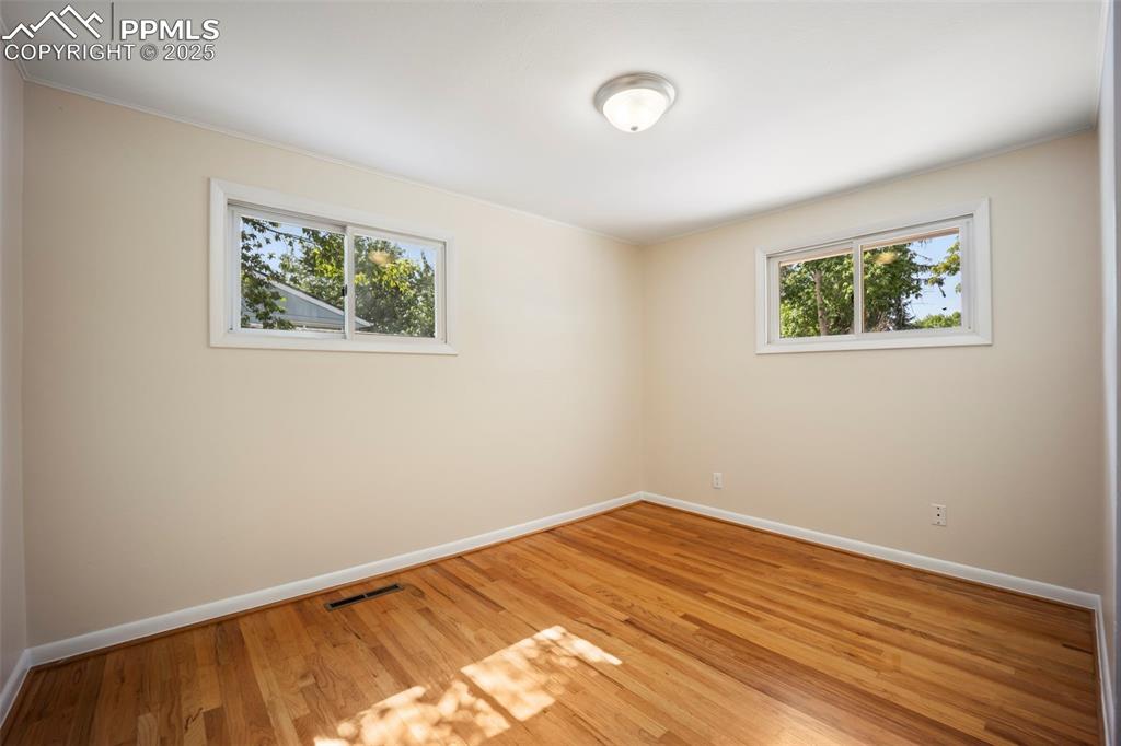 Image 25 of 50: Bedroom