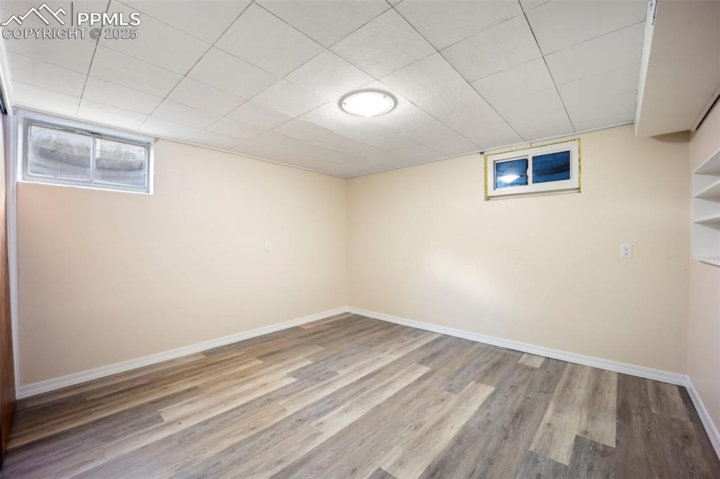 Image 33 of 50: Bedroom