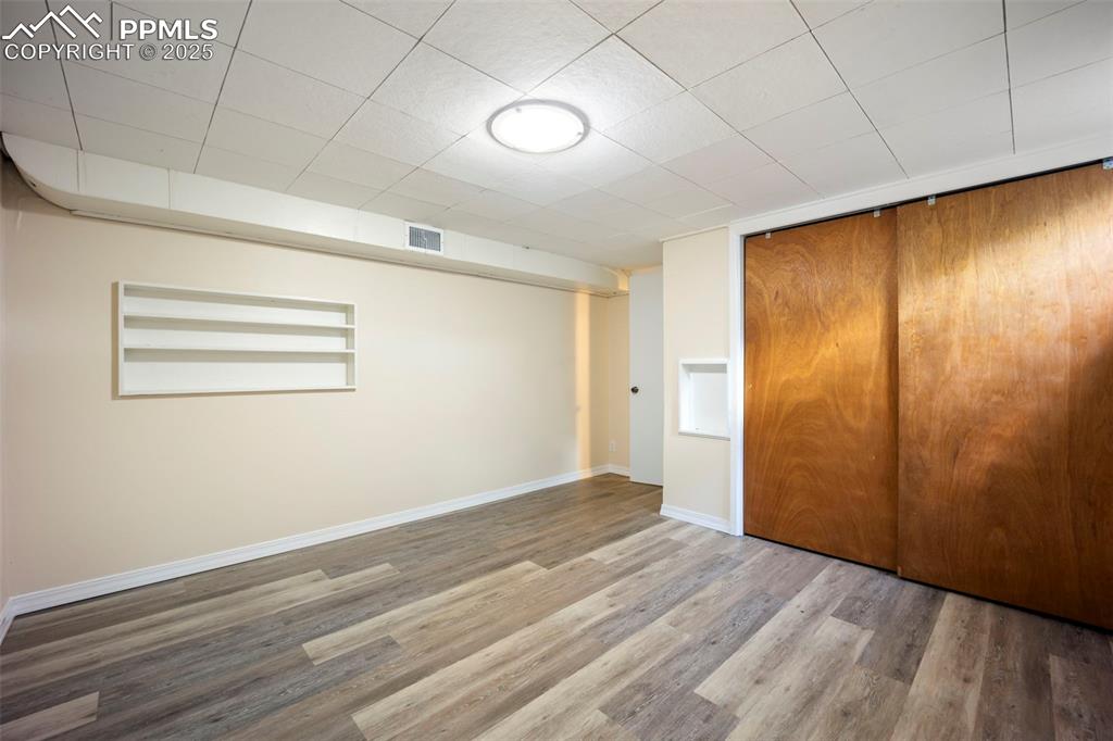 Image 35 of 50: Bedroom