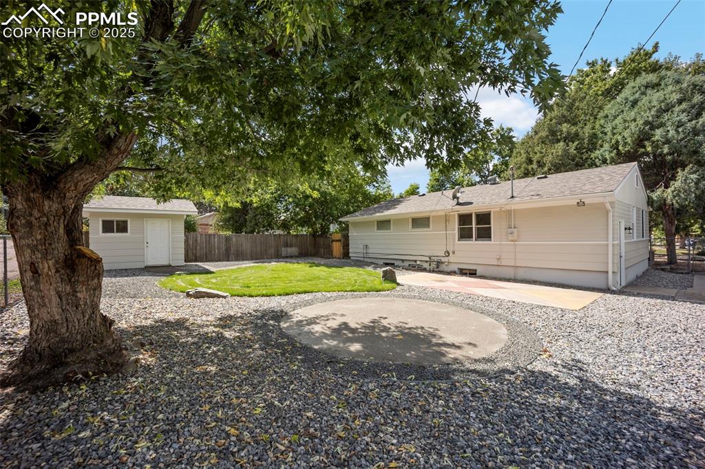 Image 38 of 50: Yard