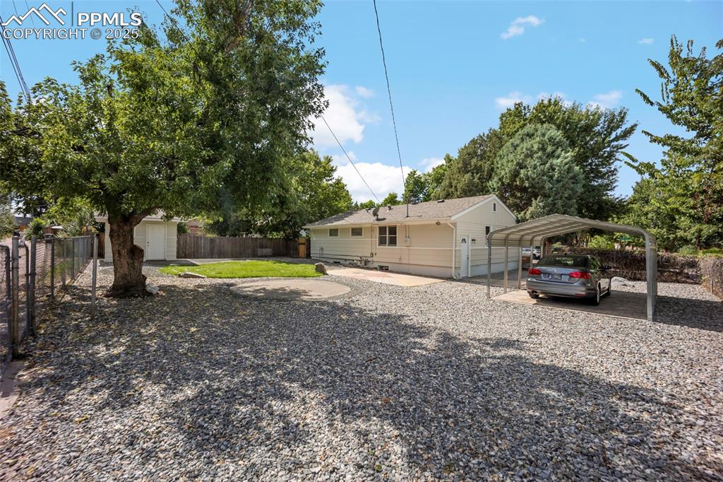 Image 39 of 50: Yard