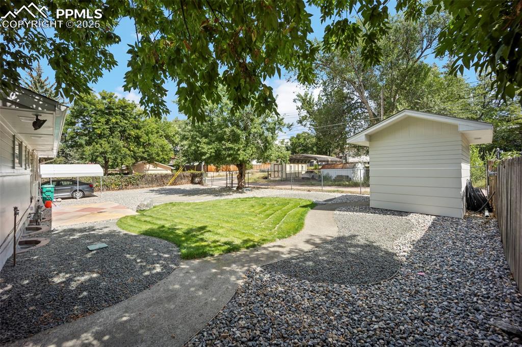 Image 41 of 50: Yard