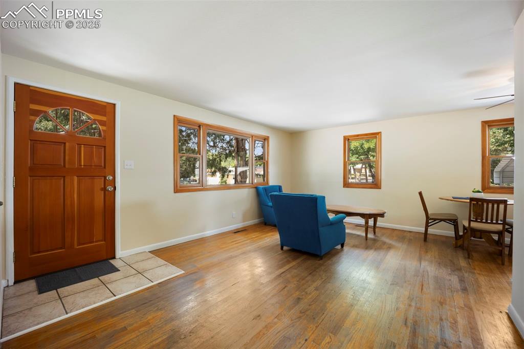 Image 7 of 50: Entry