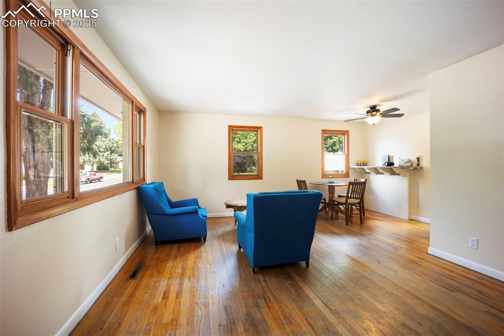 Image 8 of 50: Living Room