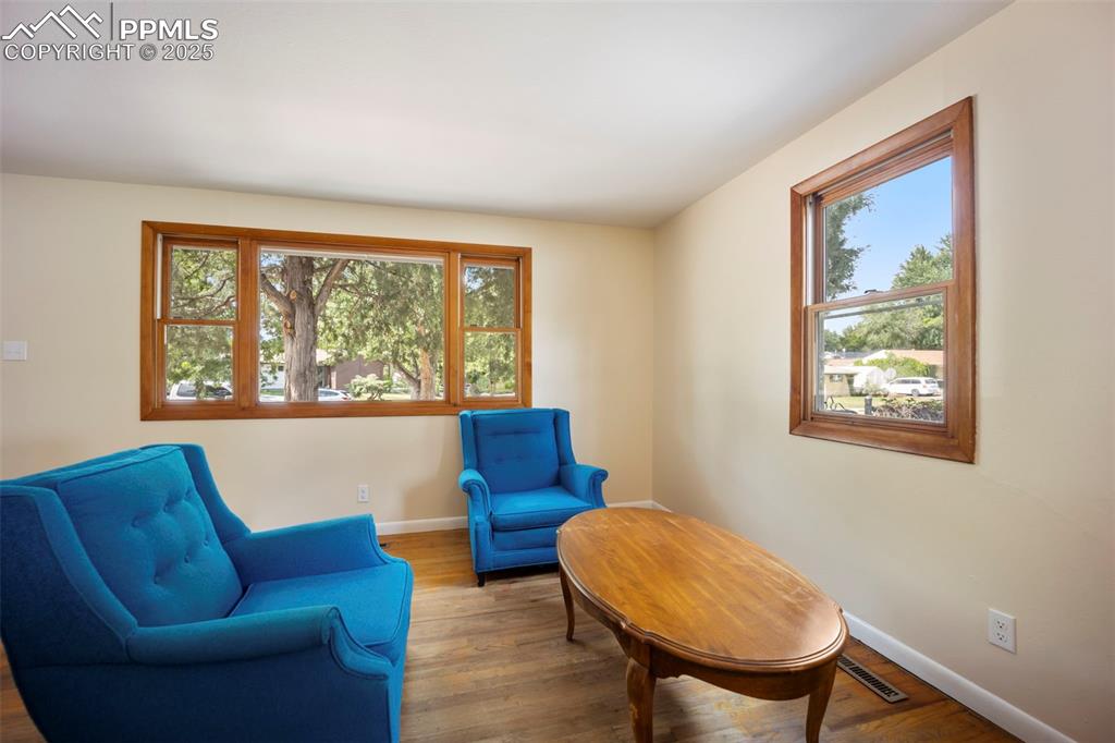 Image 9 of 50: Living Room