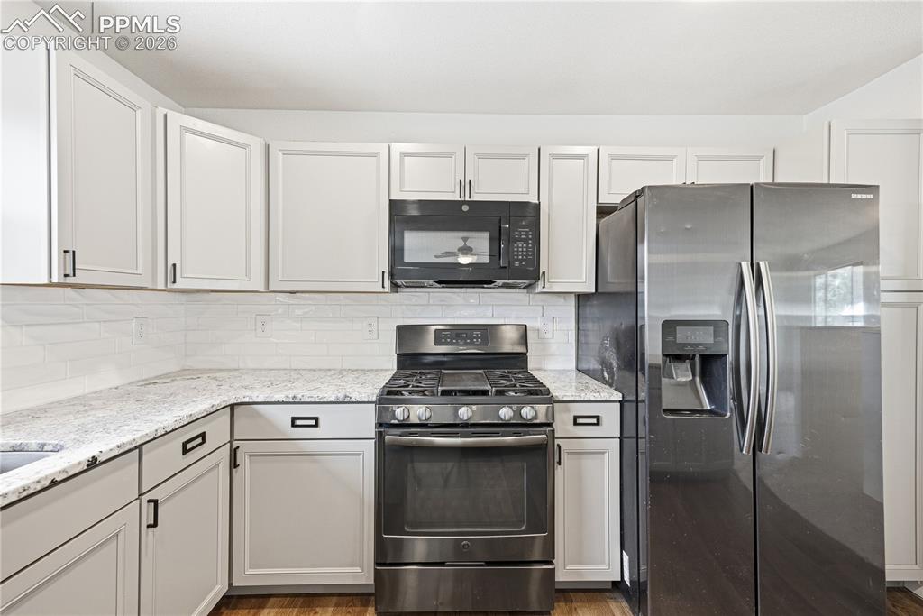 Image 13 of 48: Kitchen