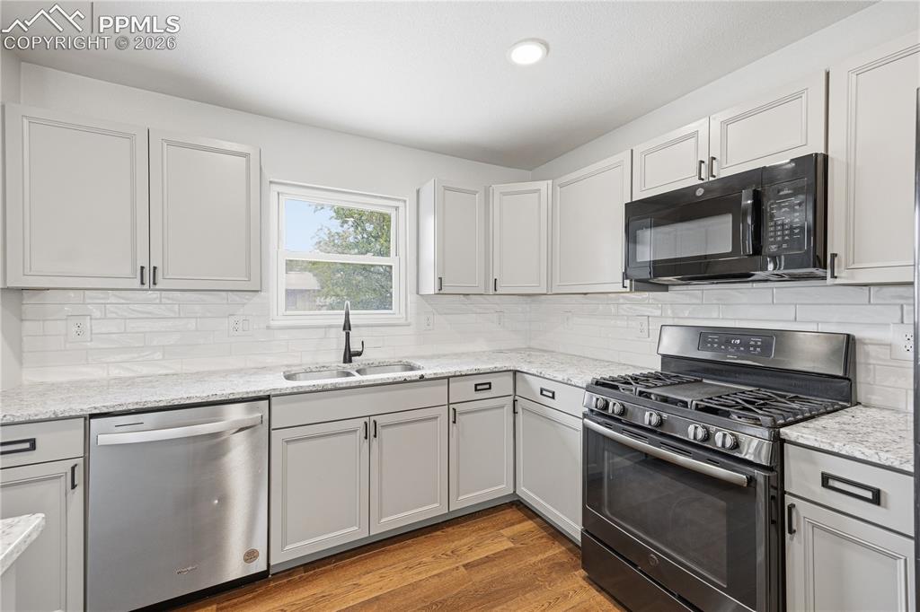 Image 14 of 48: Kitchen