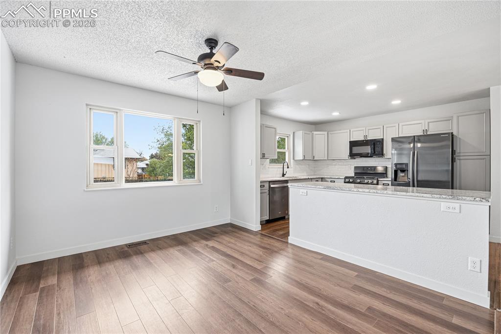 Image 15 of 48: Kitchen