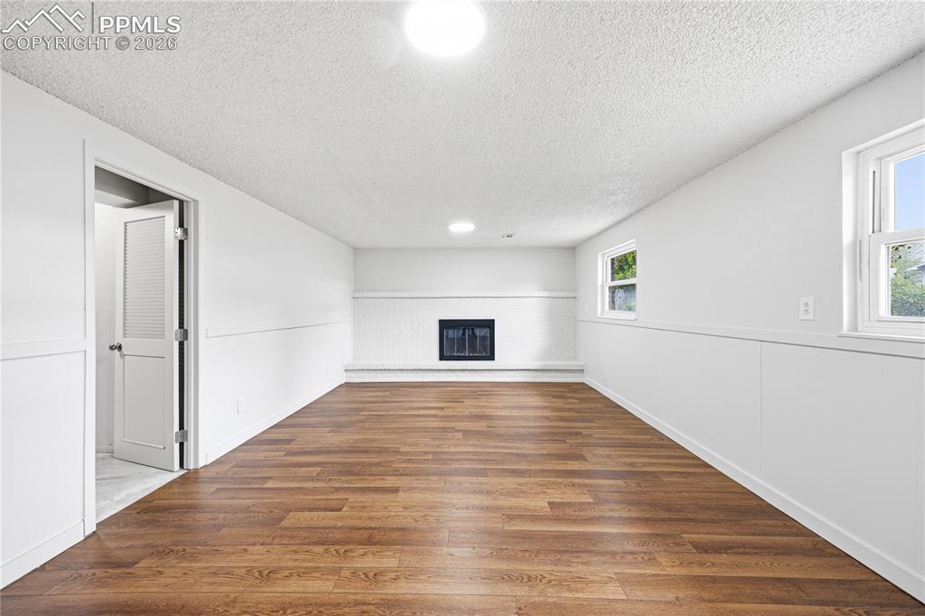 Image 19 of 48: Living Room