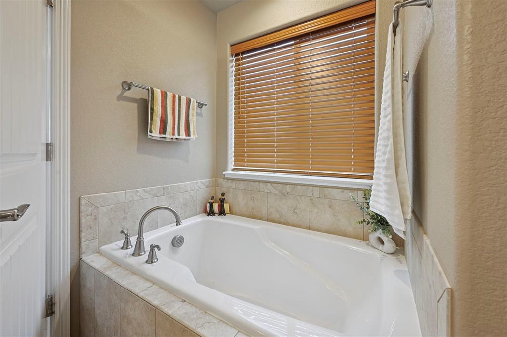 Image 12 of 46: Bathroom