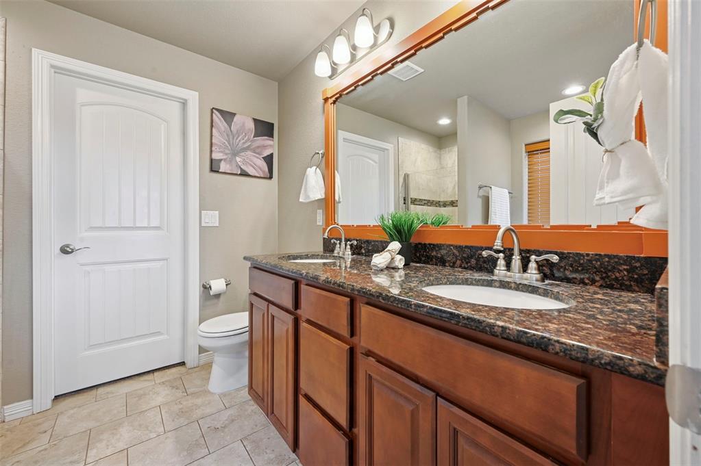 Image 14 of 46: Bathroom