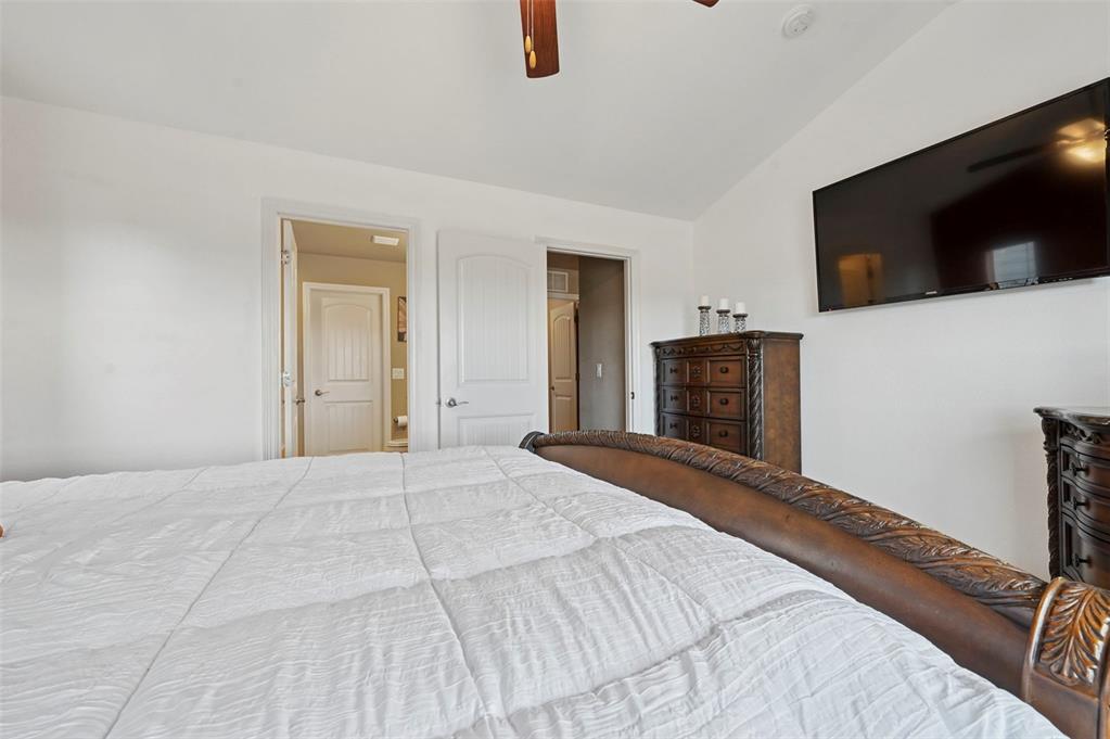 Image 15 of 46: Bedroom