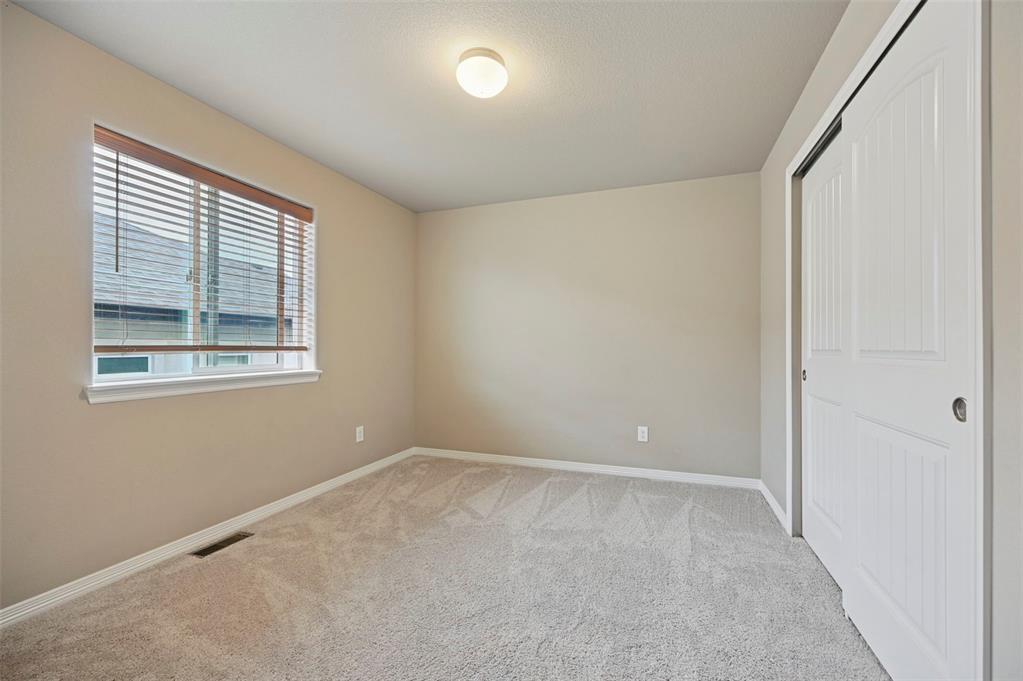 Image 18 of 46: Bedroom