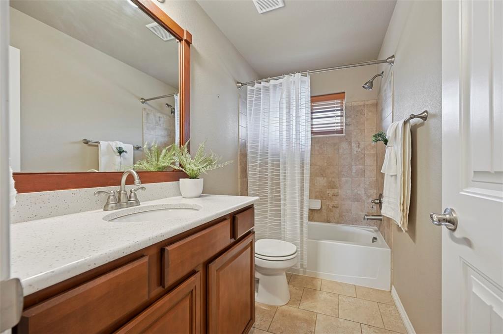 Image 21 of 46: Bathroom