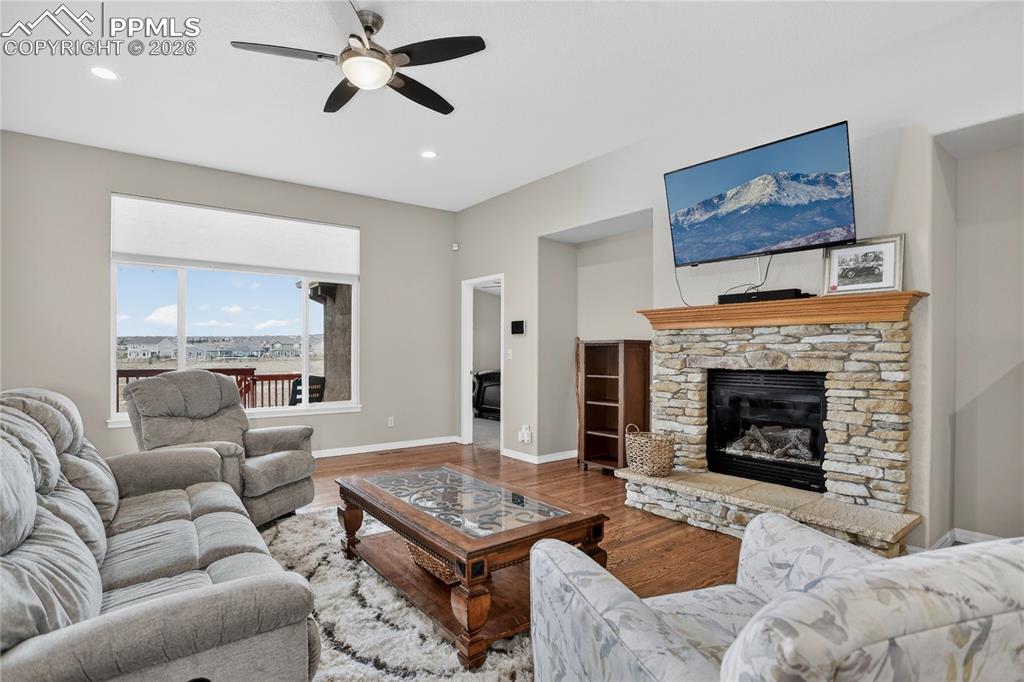 Image 3 of 25: Living room