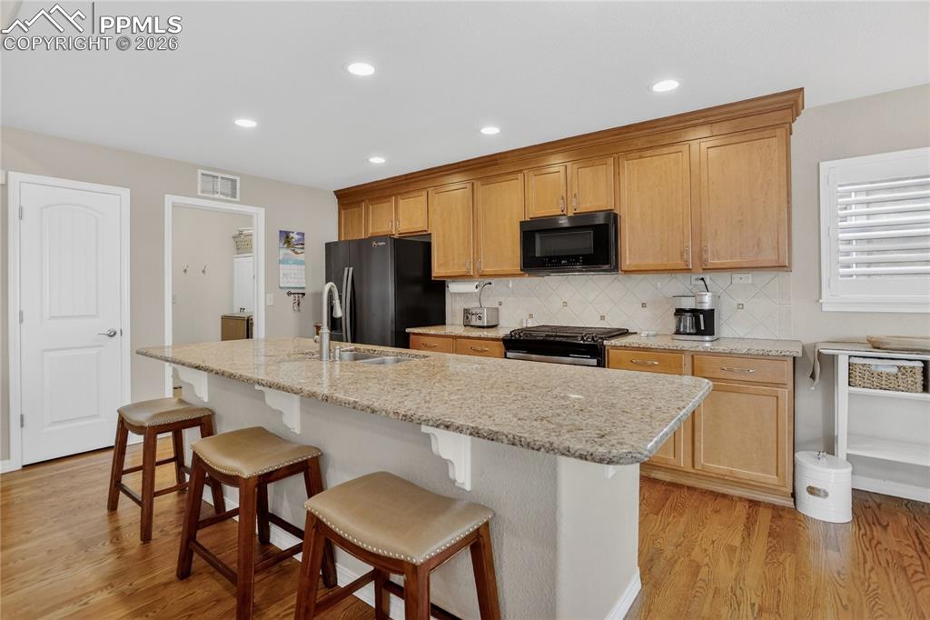 Image 5 of 25: Granite counter tops