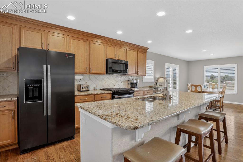 Image 6 of 25: Island w/ barstool seating