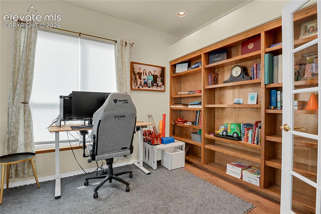 Image 15 of 40: Office