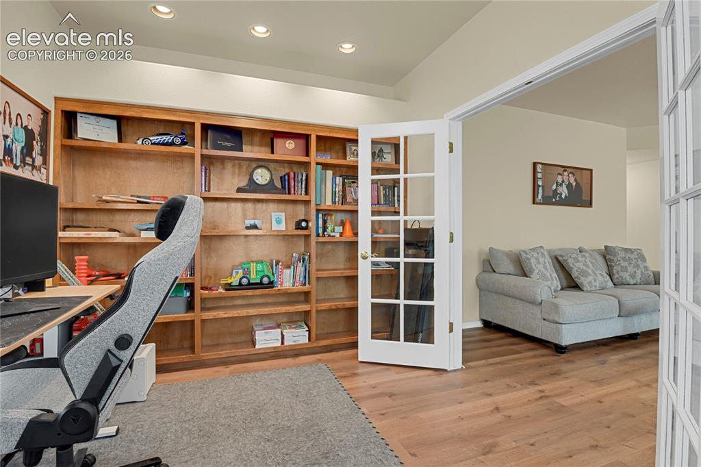 Image 16 of 40: Office