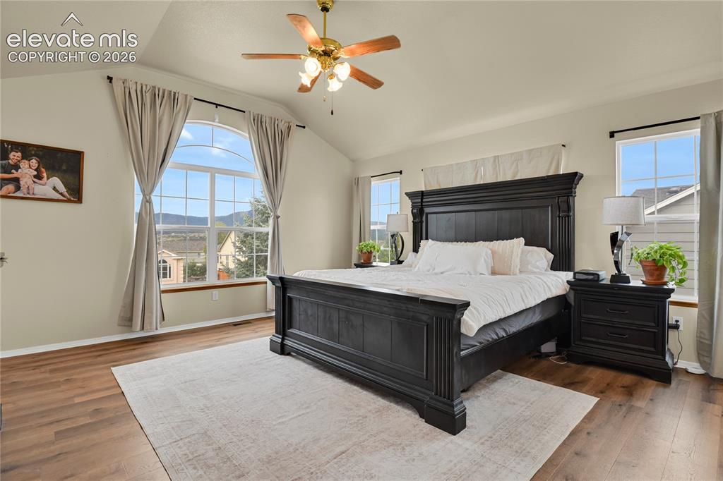 Image 17 of 40: Bedroom