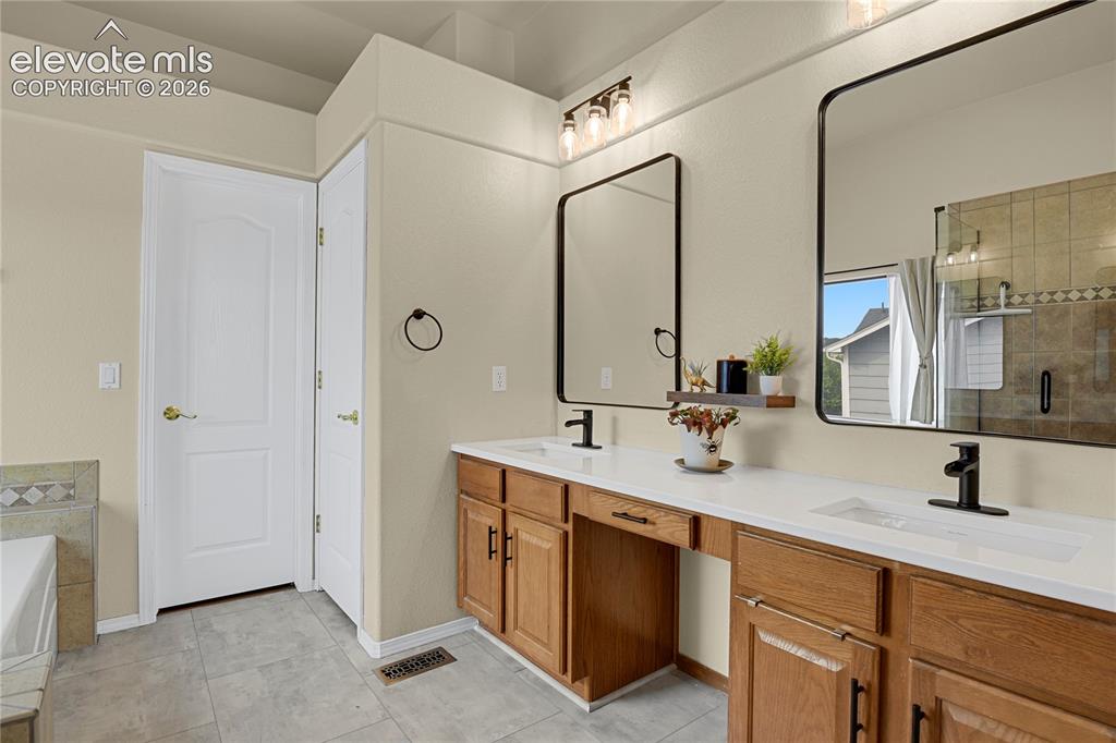 Image 19 of 40: Bathroom