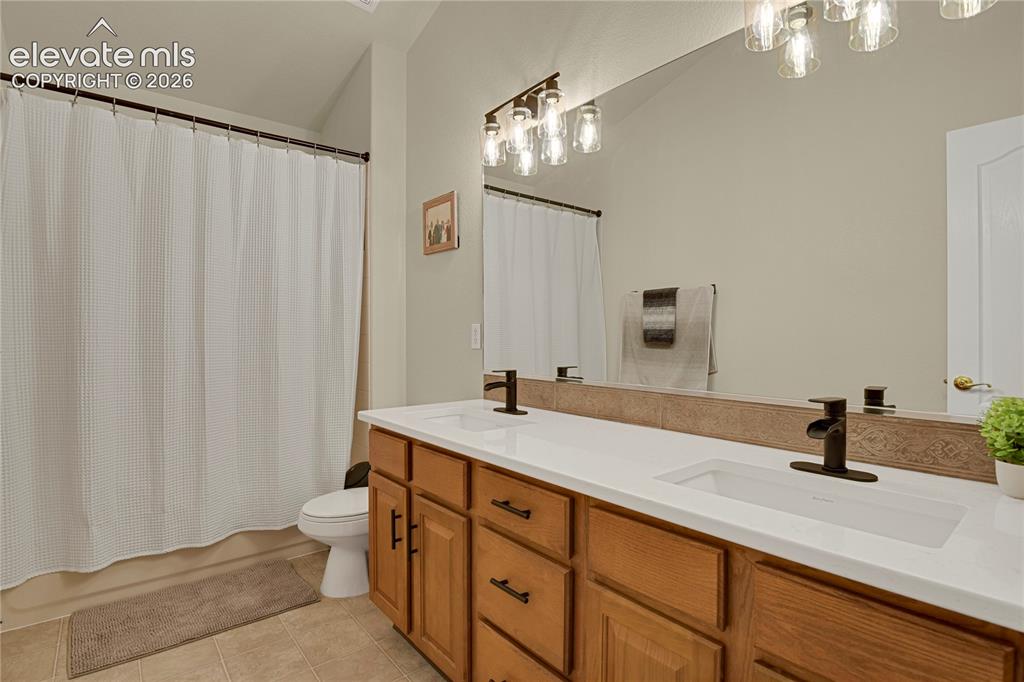 Image 23 of 40: Bathroom