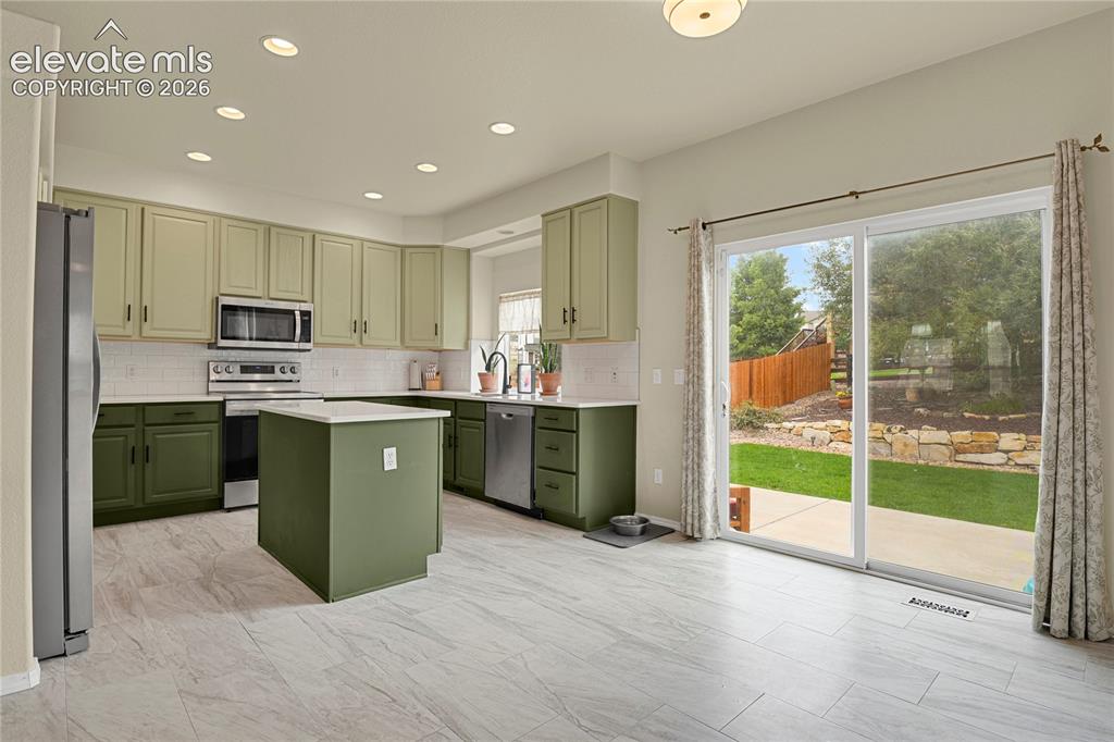 Image 7 of 40: Kitchen
