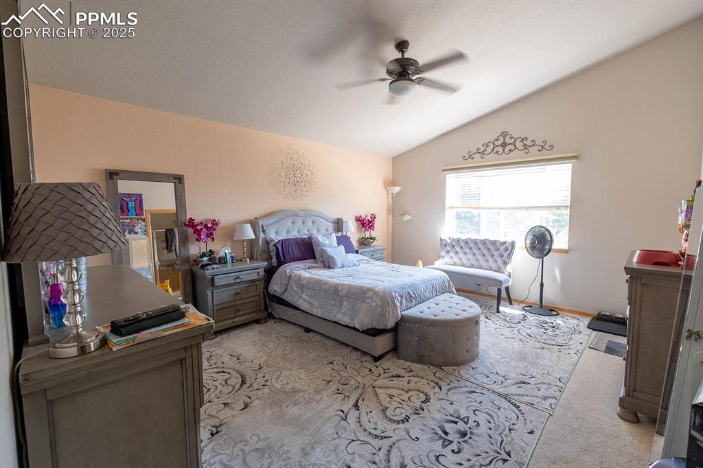 Image 14 of 37: Vaulted ceilings and will fit large furniture.