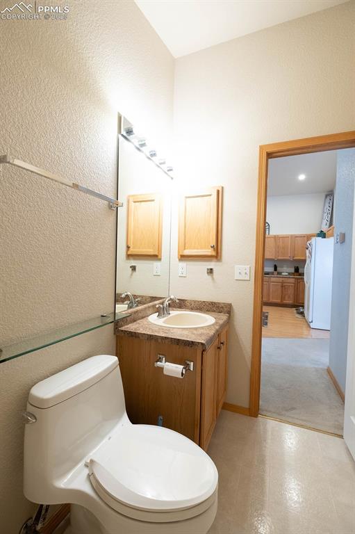 Image 25 of 37: Main level bath for the 2 secondary bedrooms and guests.