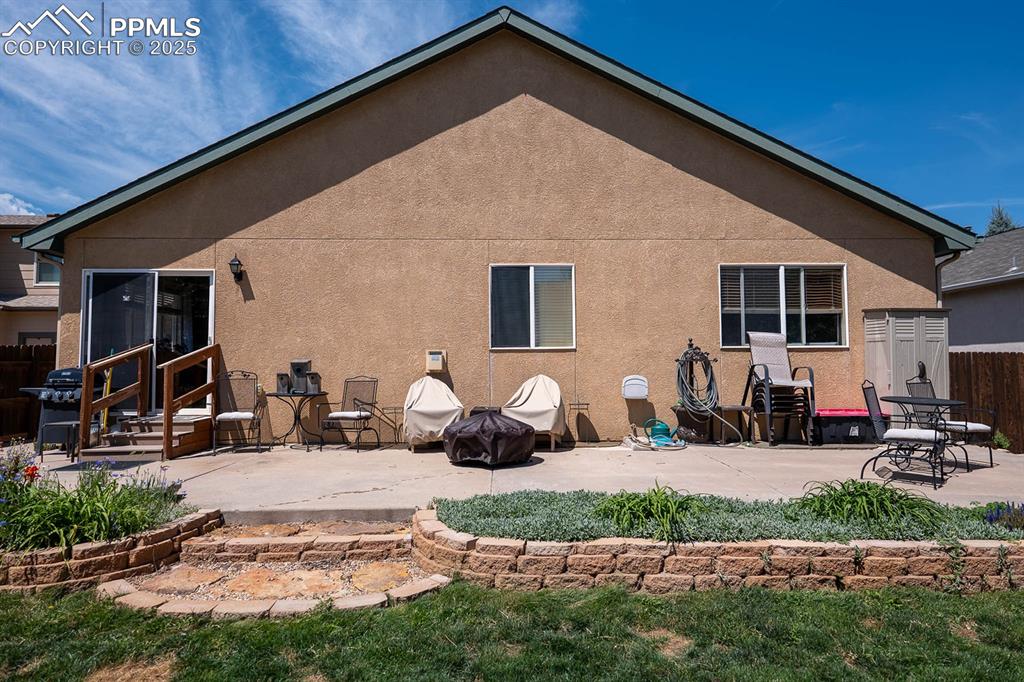 Image 36 of 37: Come Relax in the back yard.