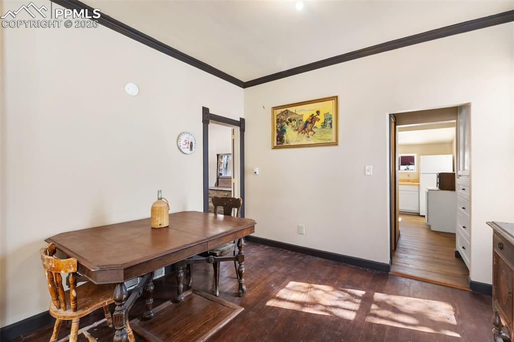 Image 10 of 35: Dining Area