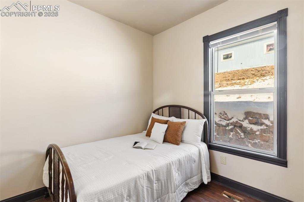 Image 14 of 35: Bedroom