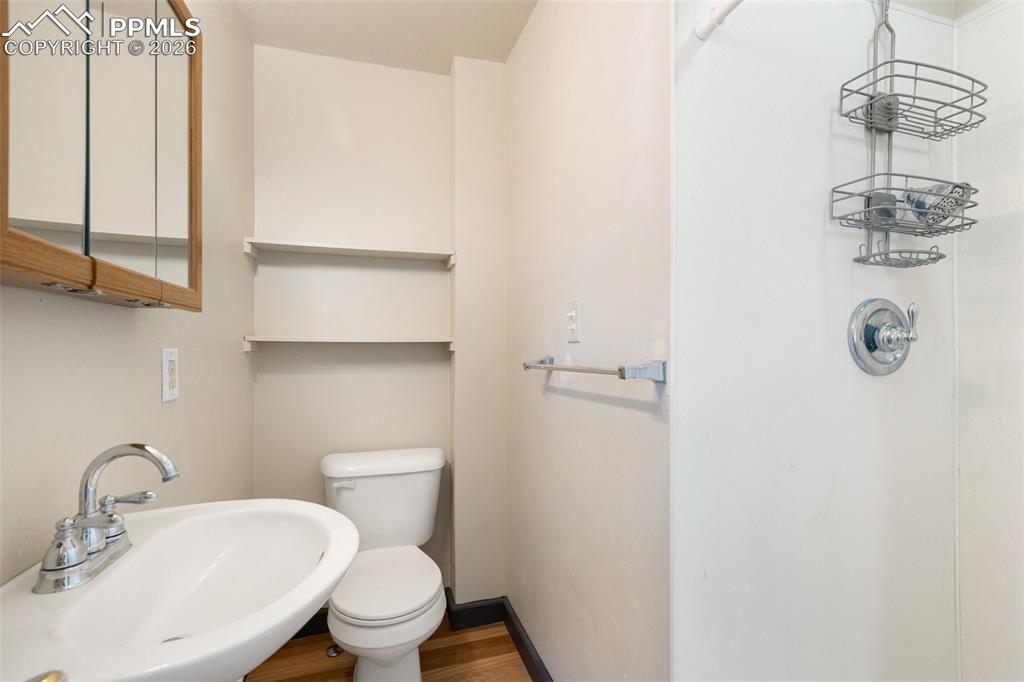 Image 18 of 35: Bathroom