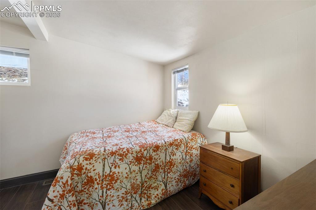 Image 19 of 35: Bedroom