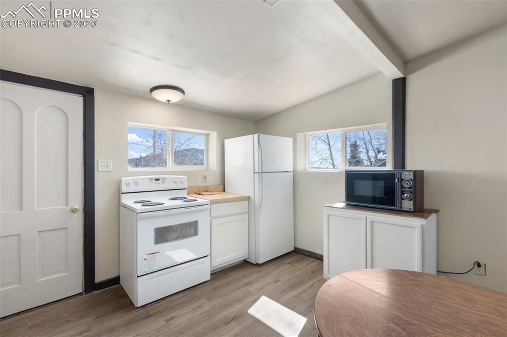 Image 22 of 35: Kitchen