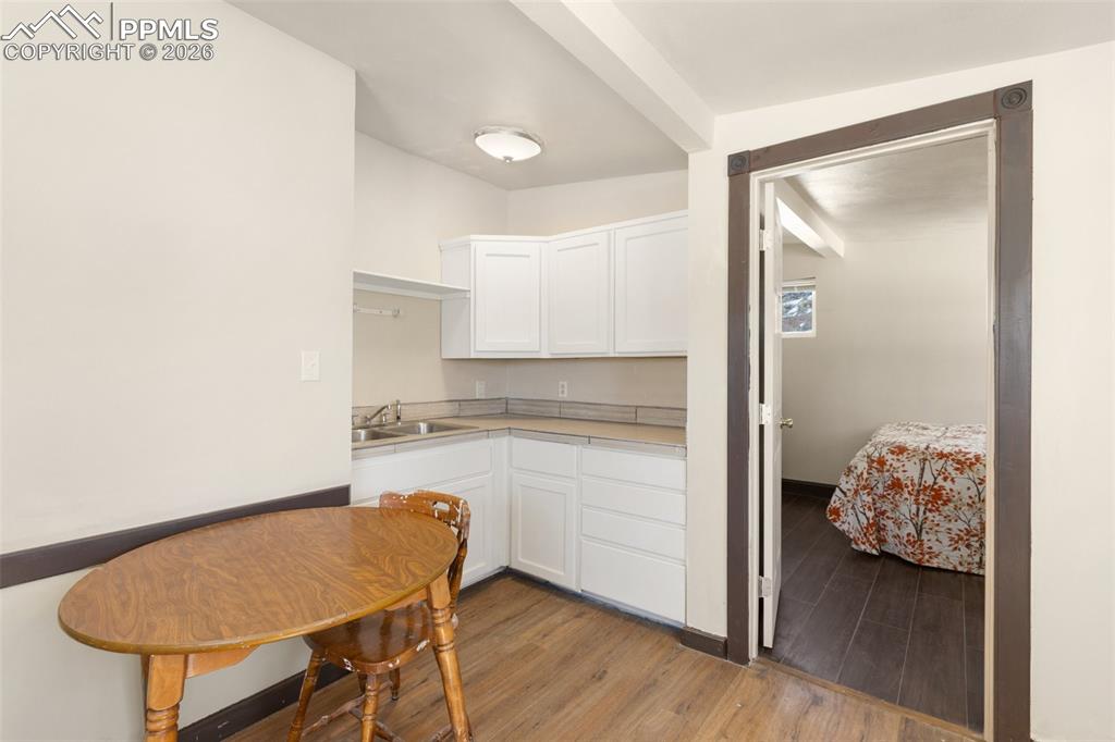 Image 23 of 35: Kitchen