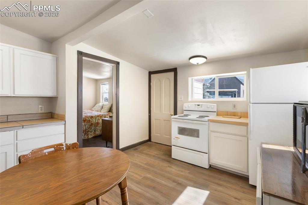 Image 24 of 35: Kitchen